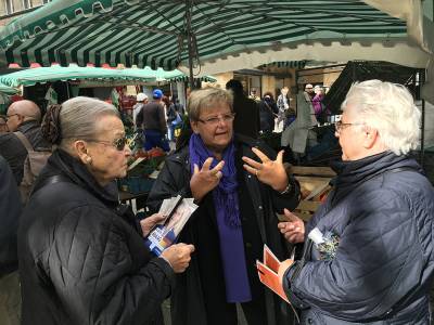 12.09.2017 - Iris Ripsam beim Wahlkampf am Stand der CDU auf dem Stuttgarter Wochenmarkt - 